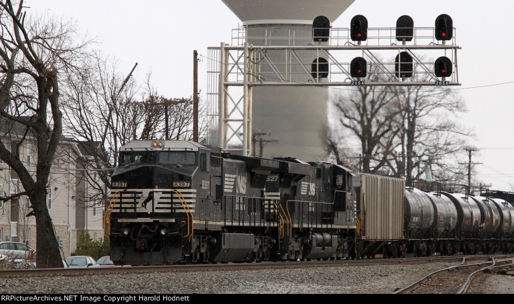 NS 8397 & 7527 lead train 159 southboumd in a light snow